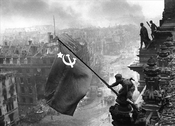 reichstag'a dikilen sovyet bayrağı