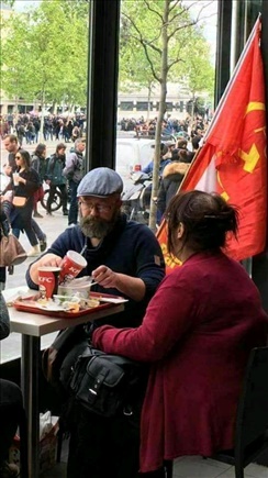mcdonalds'ta hamburger yiyen komünist